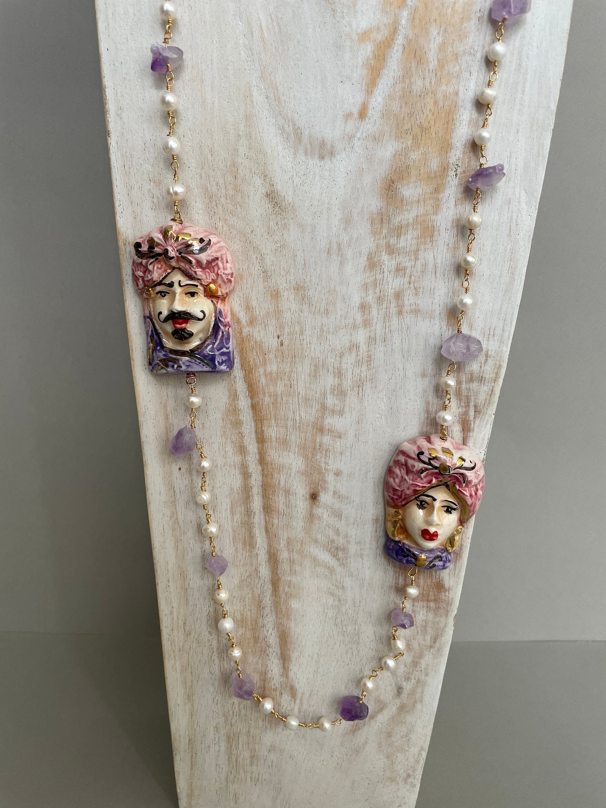 Collana siciliana, collana con perle di fiume e sassi di Ametista, coppia di Teste di Mori di Caltagirone dipinti a mano, collana unisex. ç