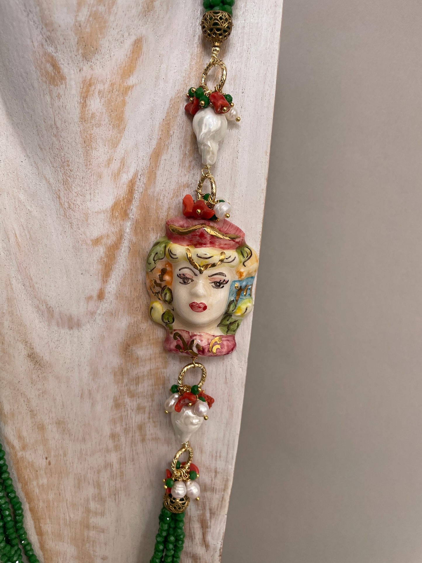 Collana siciliana con cristalli, collana multifilo, collana verde, grande ciondolo ceramica di Caltagirone, Testa di Moro dipinta a mano.ç