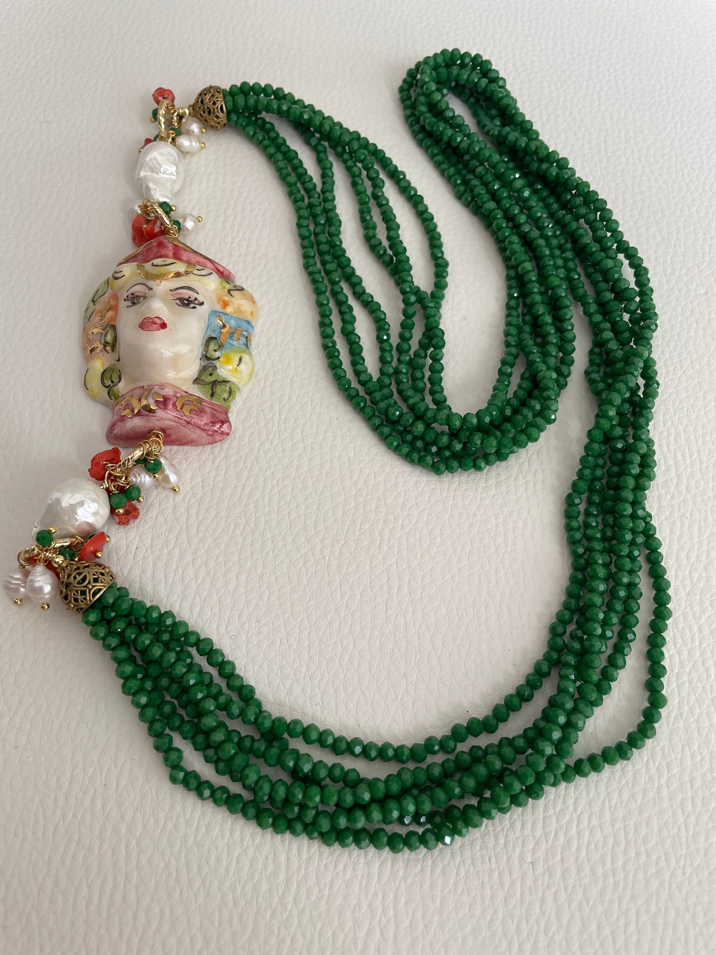 Collana siciliana con cristalli, collana multifilo, collana verde, grande ciondolo ceramica di Caltagirone, Testa di Moro dipinta a mano.ç