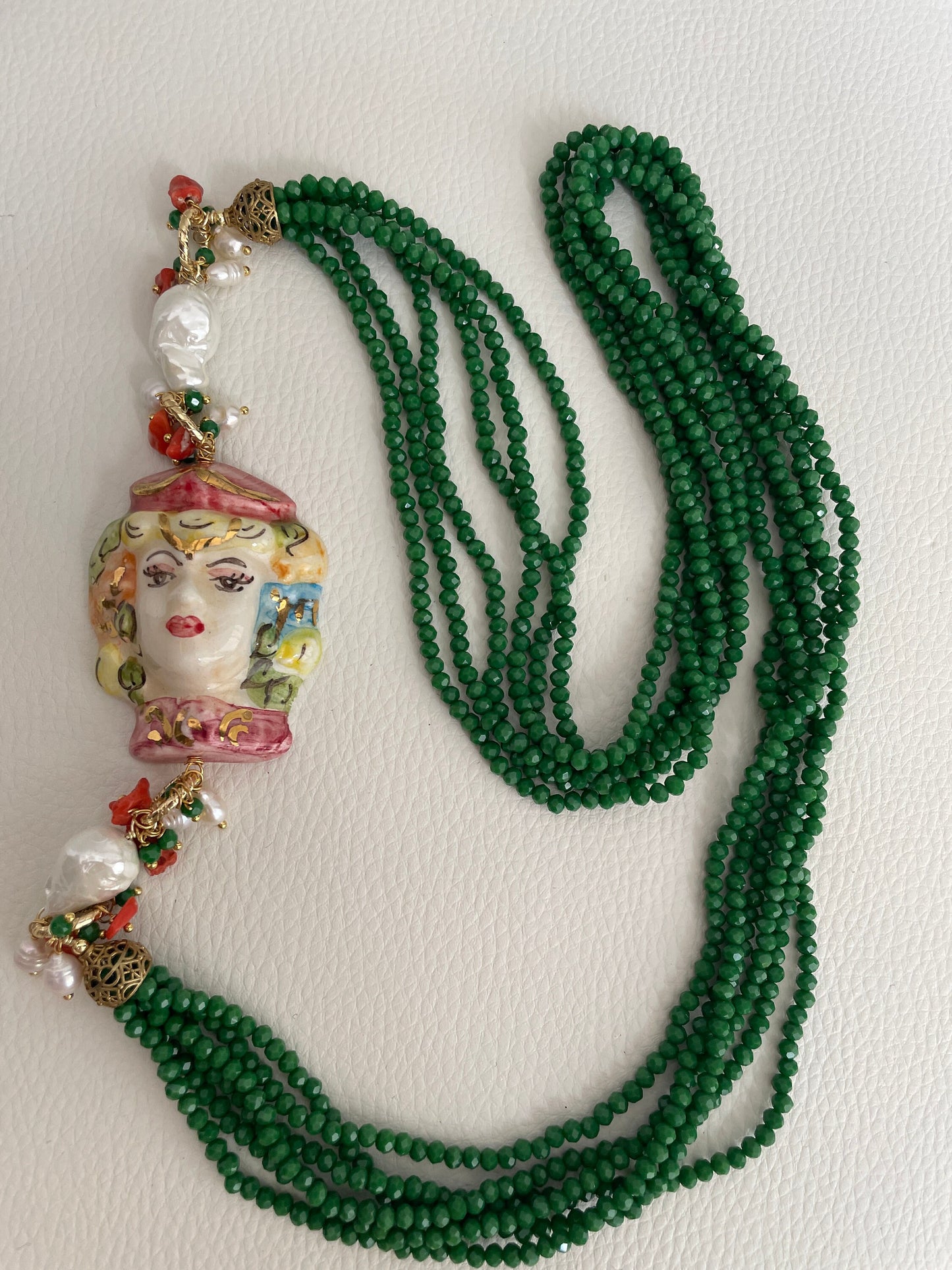 Collana siciliana con cristalli, collana multifilo, collana verde, grande ciondolo ceramica di Caltagirone, Testa di Moro dipinta a mano.ç