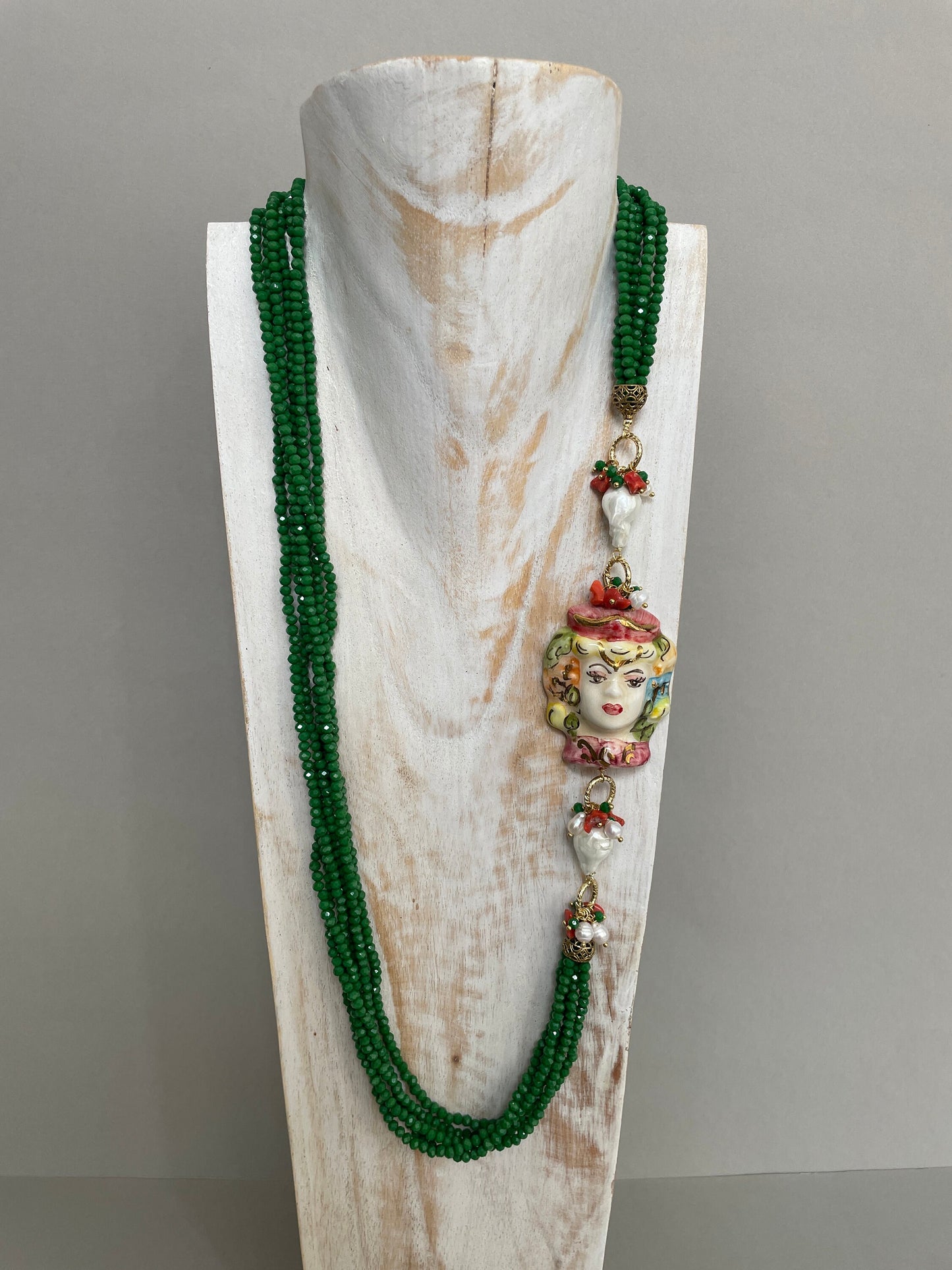 Collana siciliana con cristalli, collana multifilo, collana verde, grande ciondolo ceramica di Caltagirone, Testa di Moro dipinta a mano.ç