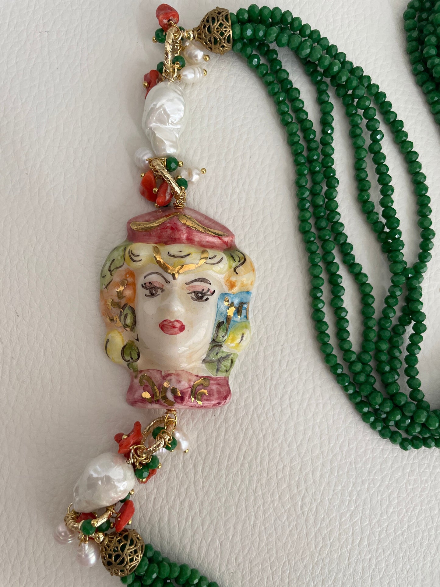 Collana siciliana con cristalli, collana multifilo, collana verde, grande ciondolo ceramica di Caltagirone, Testa di Moro dipinta a mano.ç