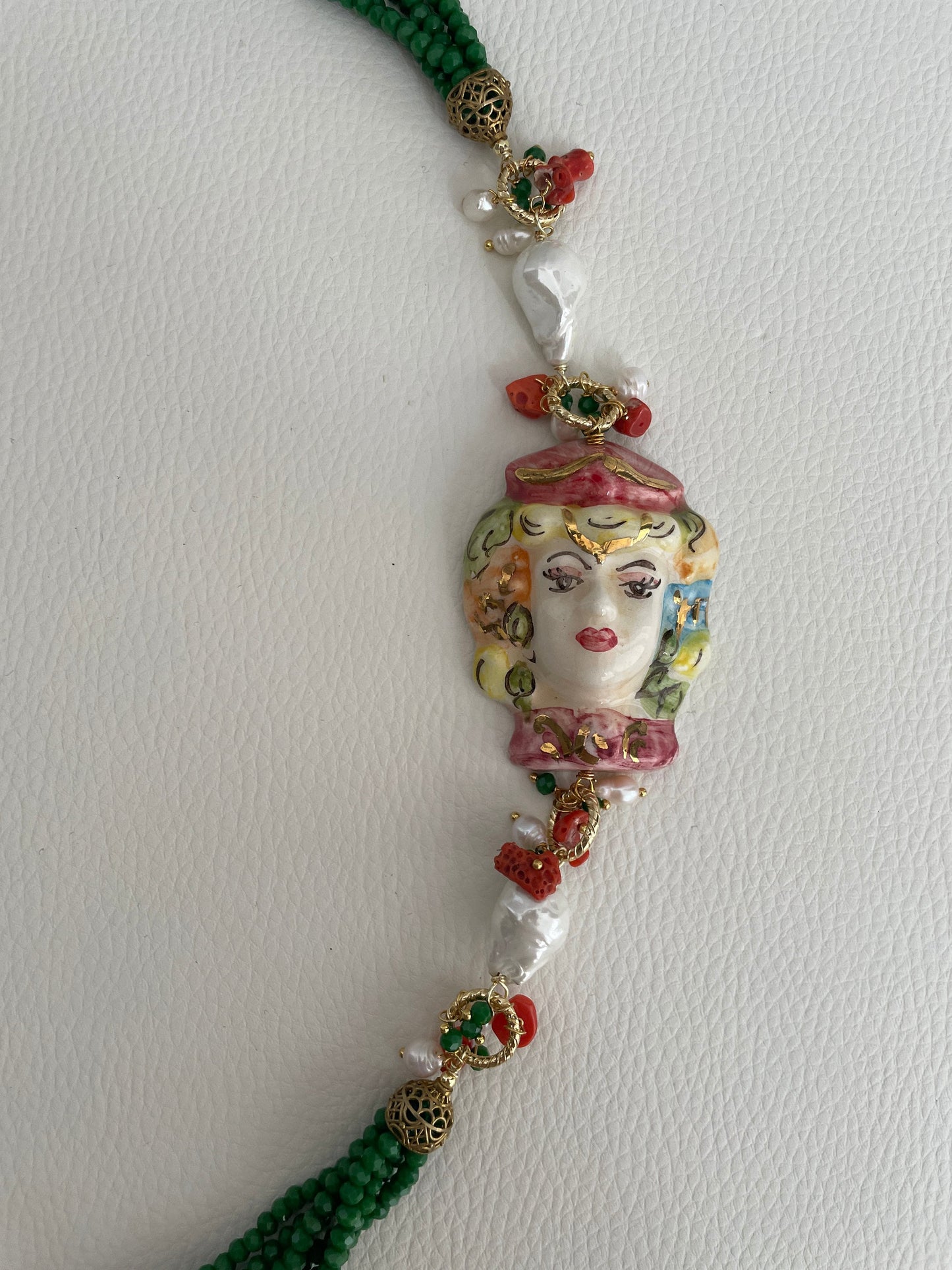 Collana siciliana con cristalli, collana multifilo, collana verde, grande ciondolo ceramica di Caltagirone, Testa di Moro dipinta a mano.ç