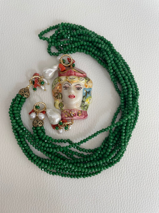 Collana siciliana con cristalli, collana multifilo, collana verde, grande ciondolo ceramica di Caltagirone, Testa di Moro dipinta a mano.ç