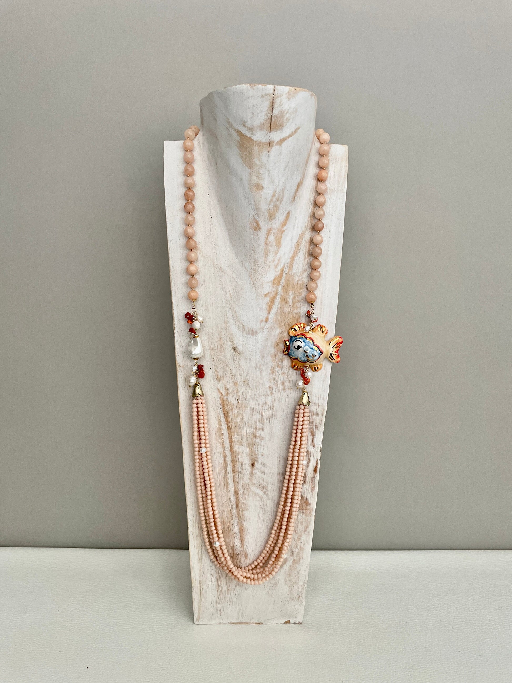 Collana siciliana, collana rosa chiaro, collana con pesce di ceramica di Caltagirone, collana pietre naturali e cristalli, collana lunga. ç