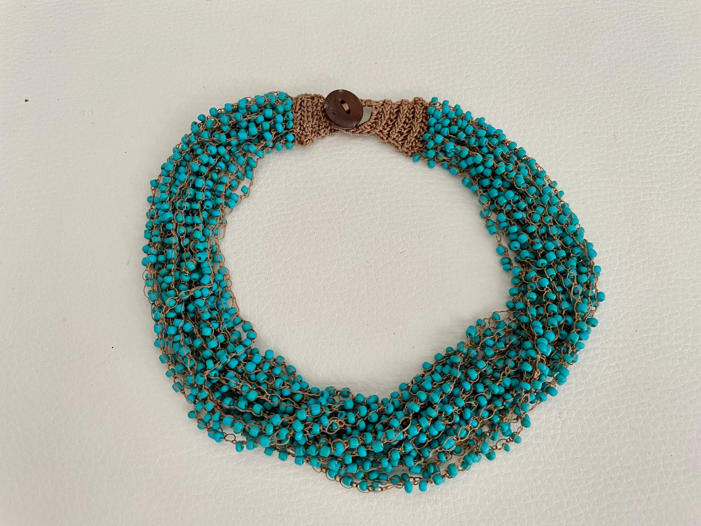 Collana girocollo multifilo, collana tricot con filo di cotone e piccole perle di vetro, blu o rossa, chiusura a bottone, collana estiva.&