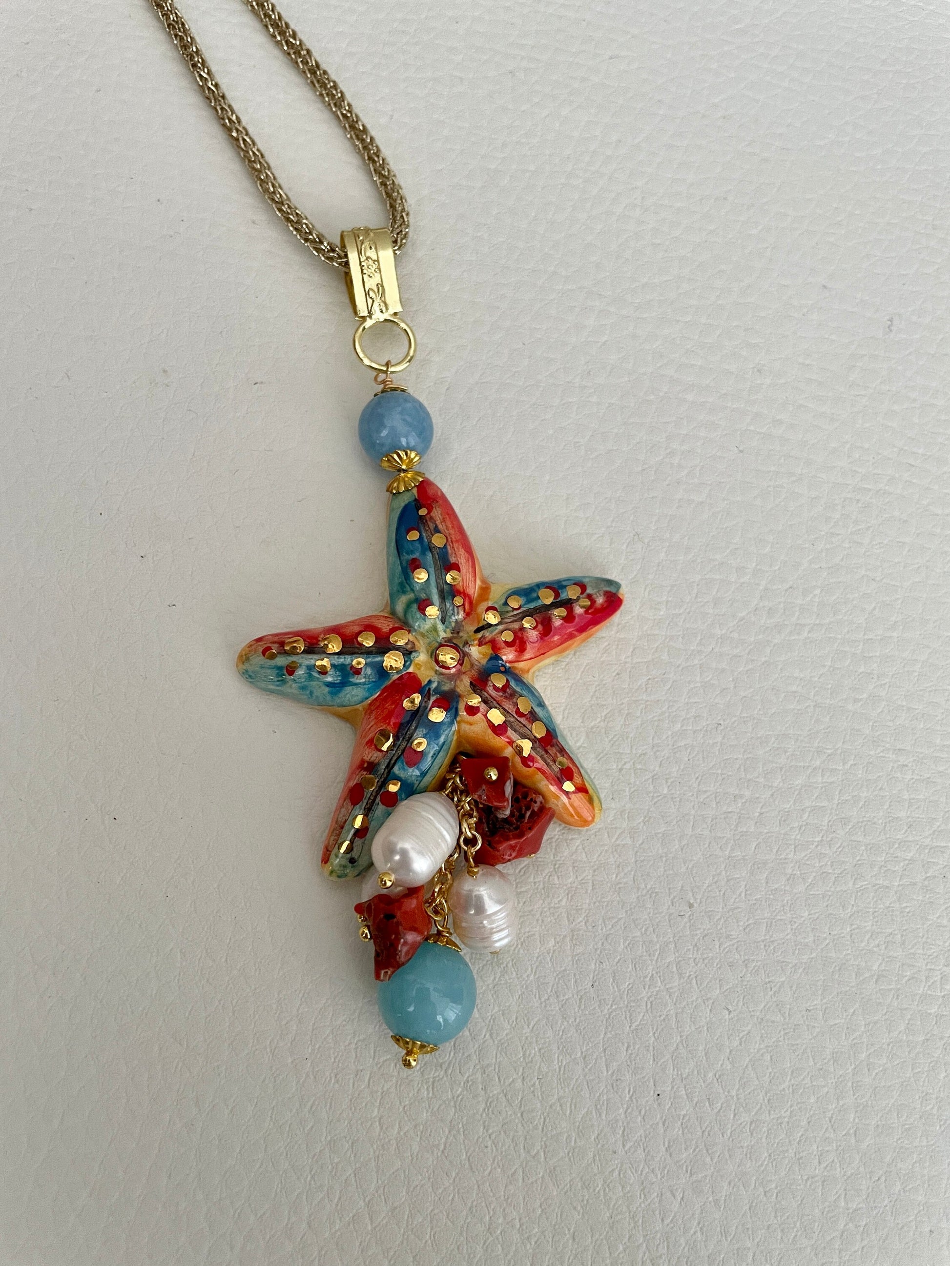 Ciondolo Caltagirone con Stella marina, ceramica di Caltagirone dipinta a mano, pendenti corallo e perle naturali, collana siciliana.@