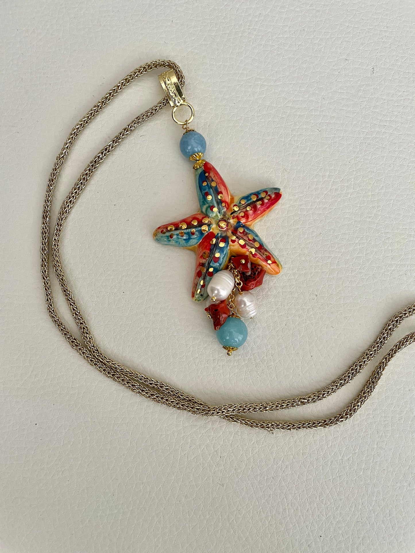 Ciondolo Caltagirone con Stella marina, ceramica di Caltagirone dipinta a mano, pendenti corallo e perle naturali, collana siciliana.@