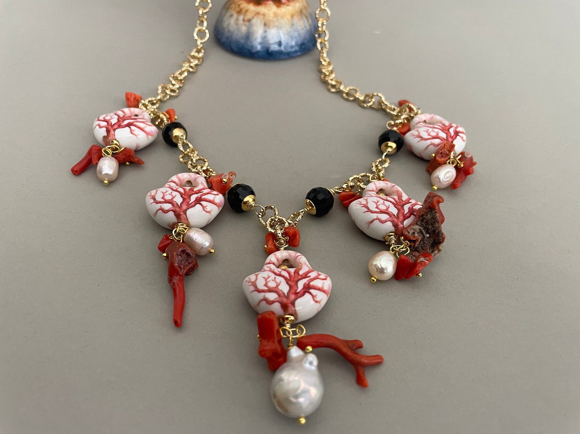 Collana siciliana, collana Caltagirone, catena alluminio dorato ipoallergenico, borsette ceramica decorate corallo, perle barocche e onice.ç