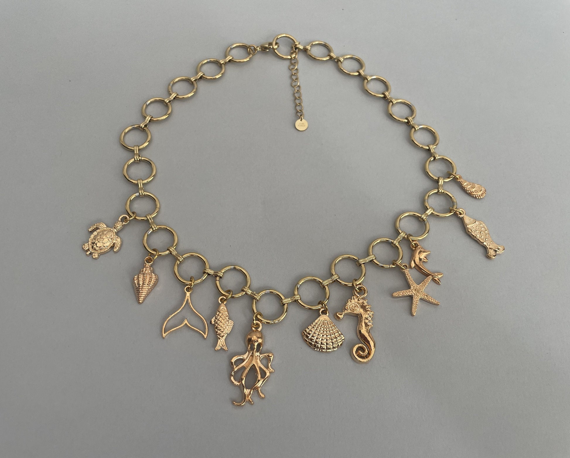 Collana girocollo con catena, maglia ad anelli, acciaio placcato oro, collana estiva con tanti charms marini, regalo ragazza. -