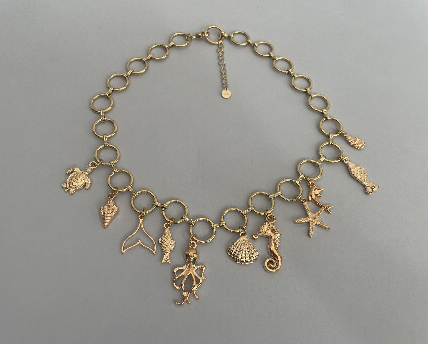 Collana girocollo, maglia ad anelli, acciaio placcato oro, collana estiva con tanti charms marini, regalo ragazza. &