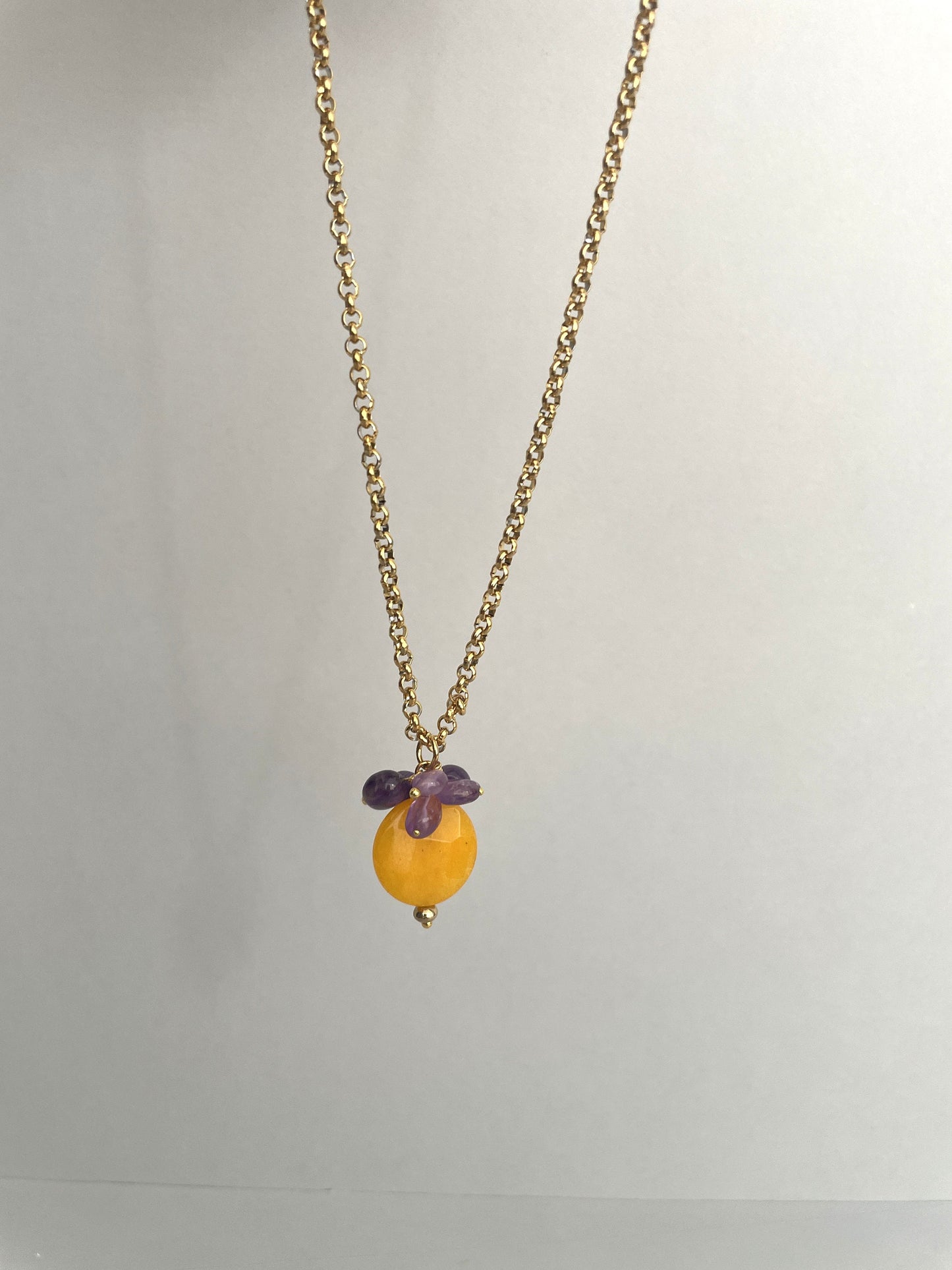 Collana con catena sottile a maglia rolò, acciaio inossidabile placcato oro, ciondolo con pietre naturali, Agata gialla e Ametista. =