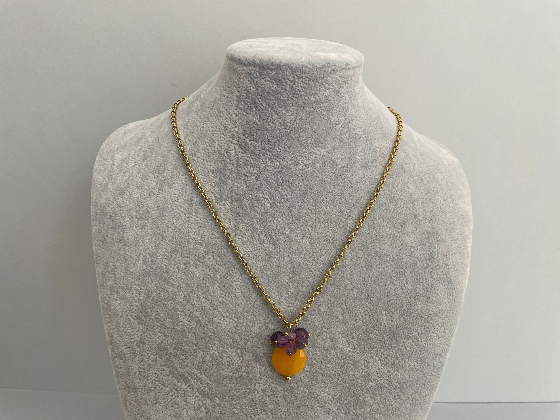 Collana con catena sottile a maglia rolò, acciaio inossidabile placcato oro, ciondolo con pietre naturali, Agata gialla e Ametista. =