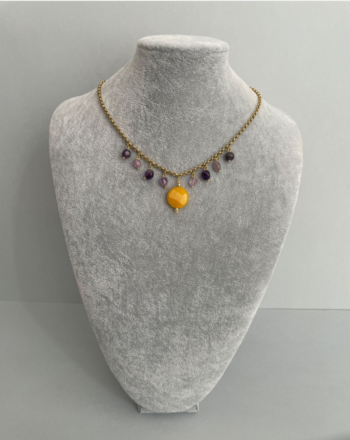 Collana con catena sottile a maglia rolò, acciaio inossidabile placcato oro, pendenti sassi burattati viola, Agata gialla e Ametista. =