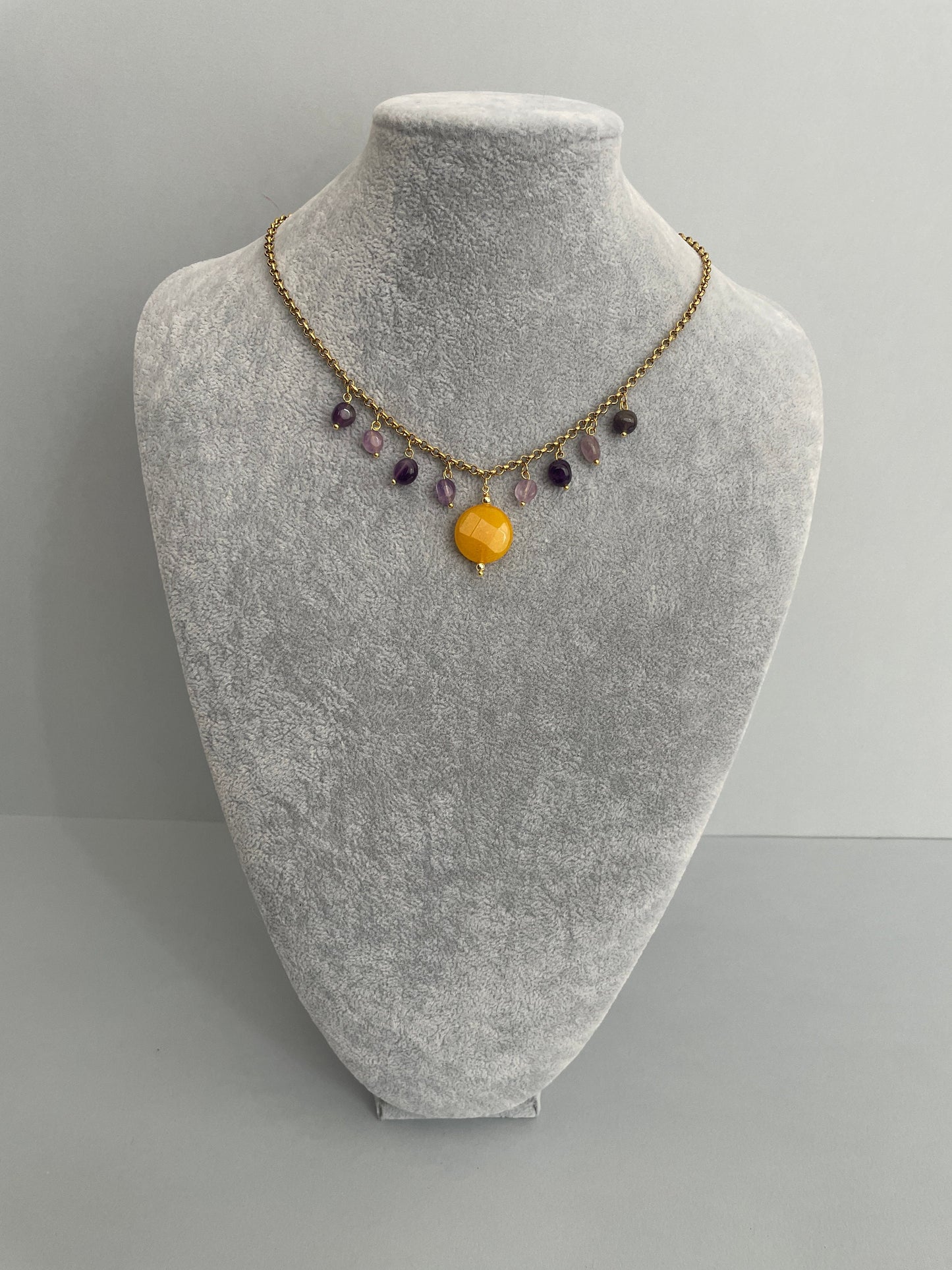 Collana con catena sottile a maglia rolò, acciaio inossidabile placcato oro, pendenti sassi burattati viola, Agata gialla e Ametista. =