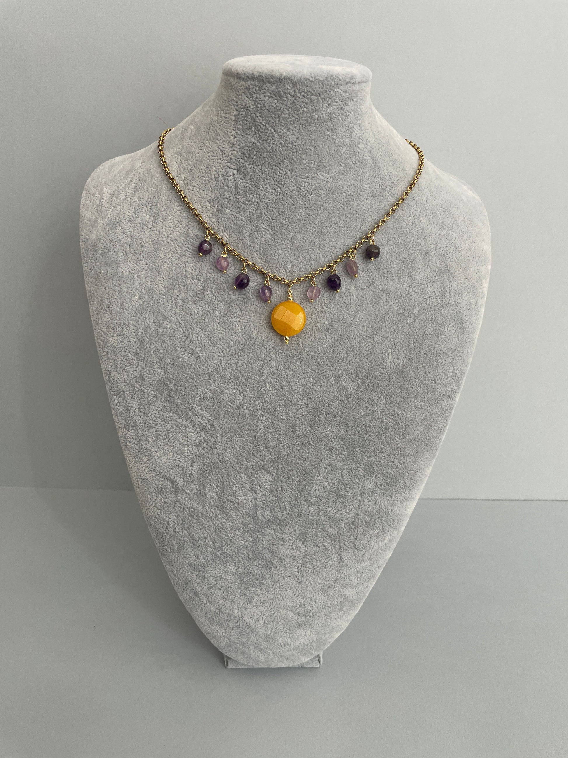 Collana con catena sottile a maglia rolò, acciaio inossidabile placcato oro, pendenti sassi burattati viola, Agata gialla e Ametista. =