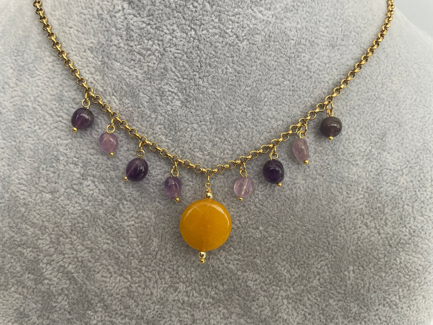 Collana con catena sottile a maglia rolò, acciaio inossidabile placcato oro, pendenti sassi burattati viola, Agata gialla e Ametista. =