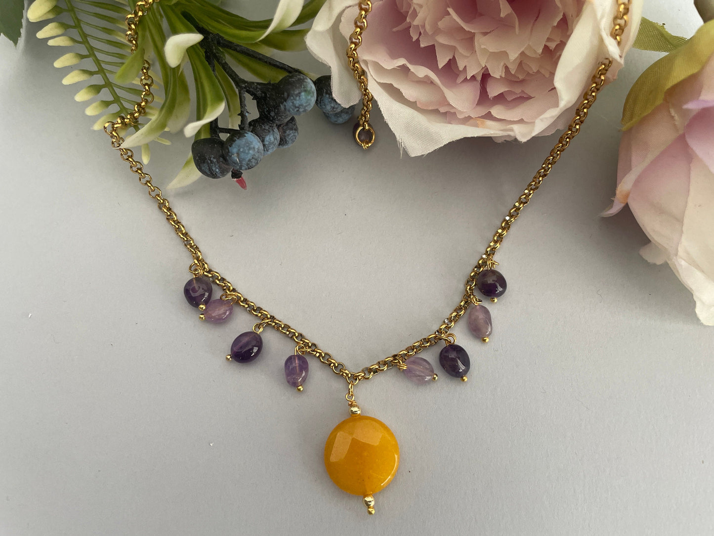 Collana con catena sottile a maglia rolò, acciaio inossidabile placcato oro, pendenti sassi burattati viola, Agata gialla e Ametista. =