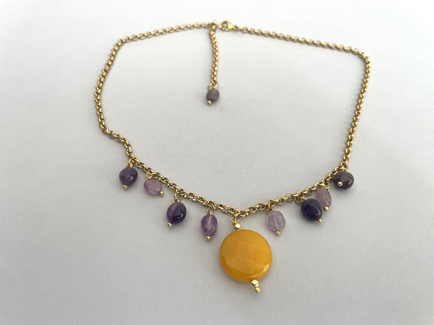 Collana con catena sottile a maglia rolò, acciaio inossidabile placcato oro, pendenti sassi burattati viola, Agata gialla e Ametista. =