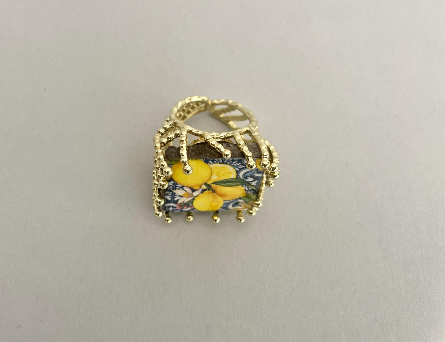 Anello siciliano, anello ceramica di caltagirone, anello con Limoni, anello maxi, anello regolabile, anello ottone e ceramica.<