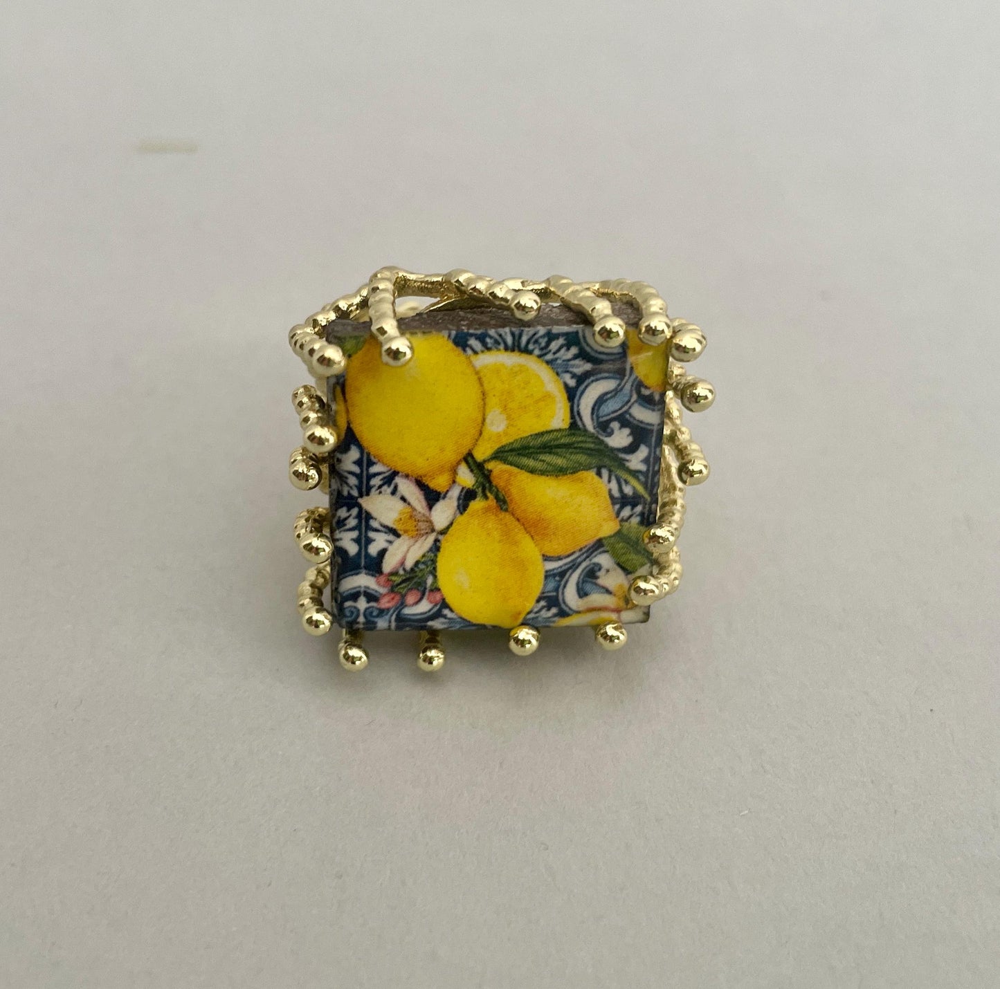 Anello siciliano, anello ceramica di caltagirone, anello con Limoni, anello maxi, anello regolabile, anello ottone e ceramica.<