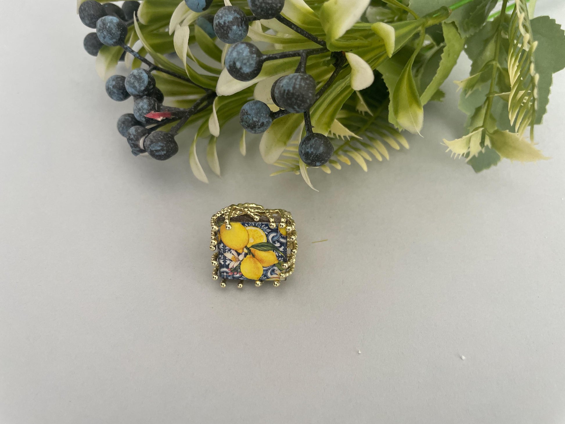 Anello siciliano, anello ceramica di caltagirone, anello con Limoni, anello maxi, anello regolabile, anello ottone e ceramica.<