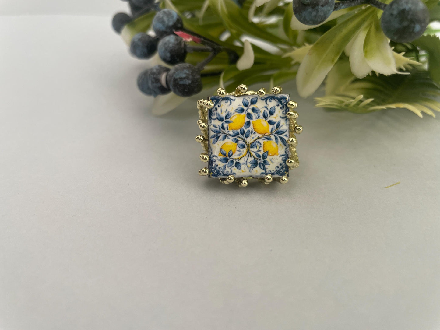 Anello siciliano, anello ceramica di caltagirone, anello con Limoni, anello maxi, anello regolabile, anello ottone e ceramica.<