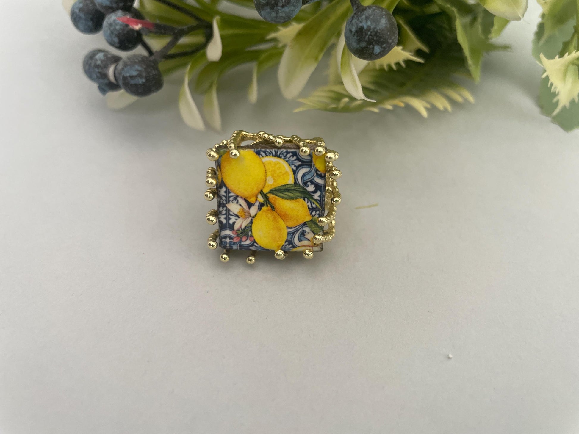 Anello siciliano, anello ceramica di caltagirone, anello con Limoni, anello maxi, anello regolabile, anello ottone e ceramica.<