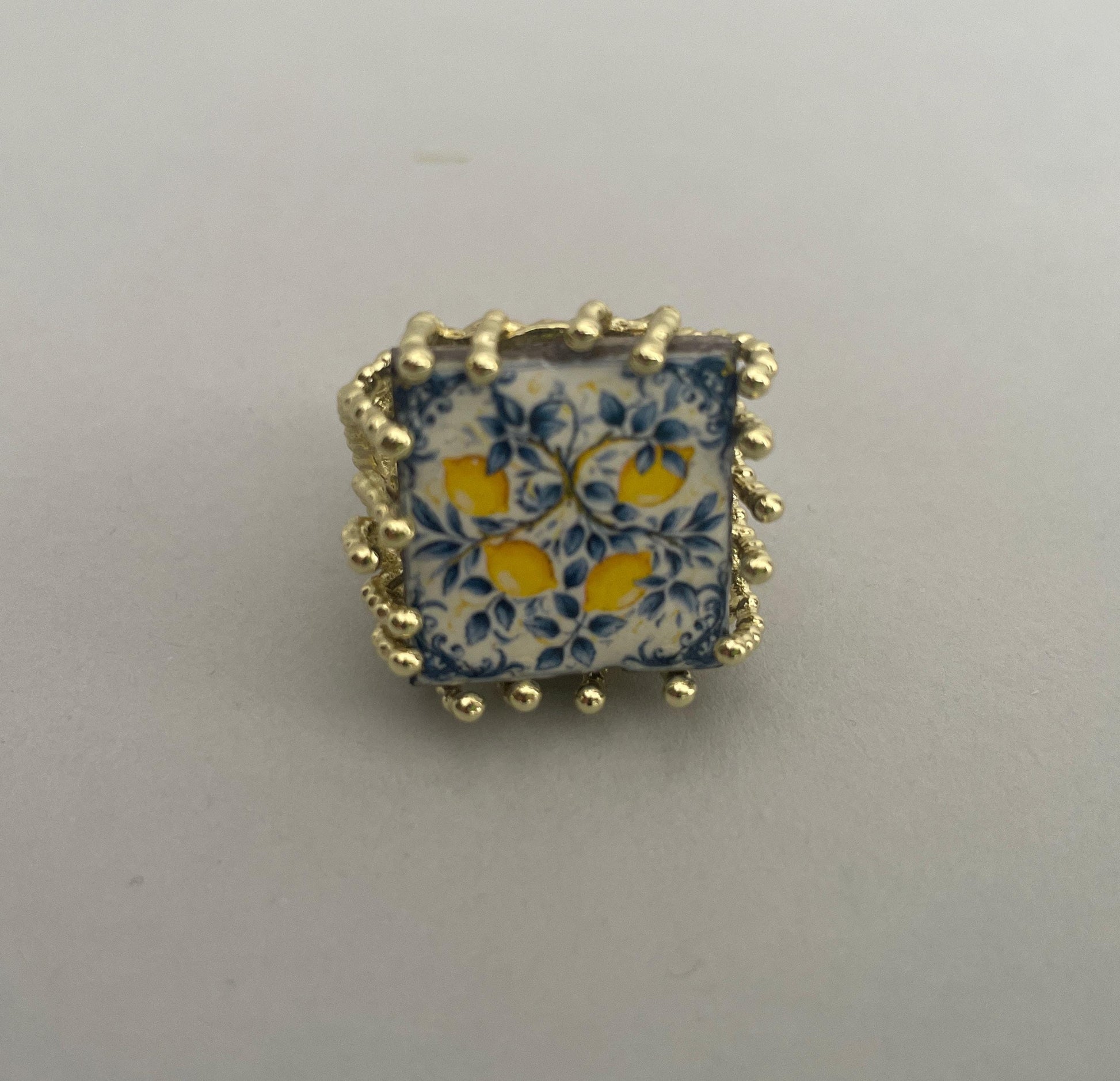 Anello siciliano, anello ceramica di caltagirone, anello con Limoni, anello maxi, anello regolabile, anello ottone e ceramica.<