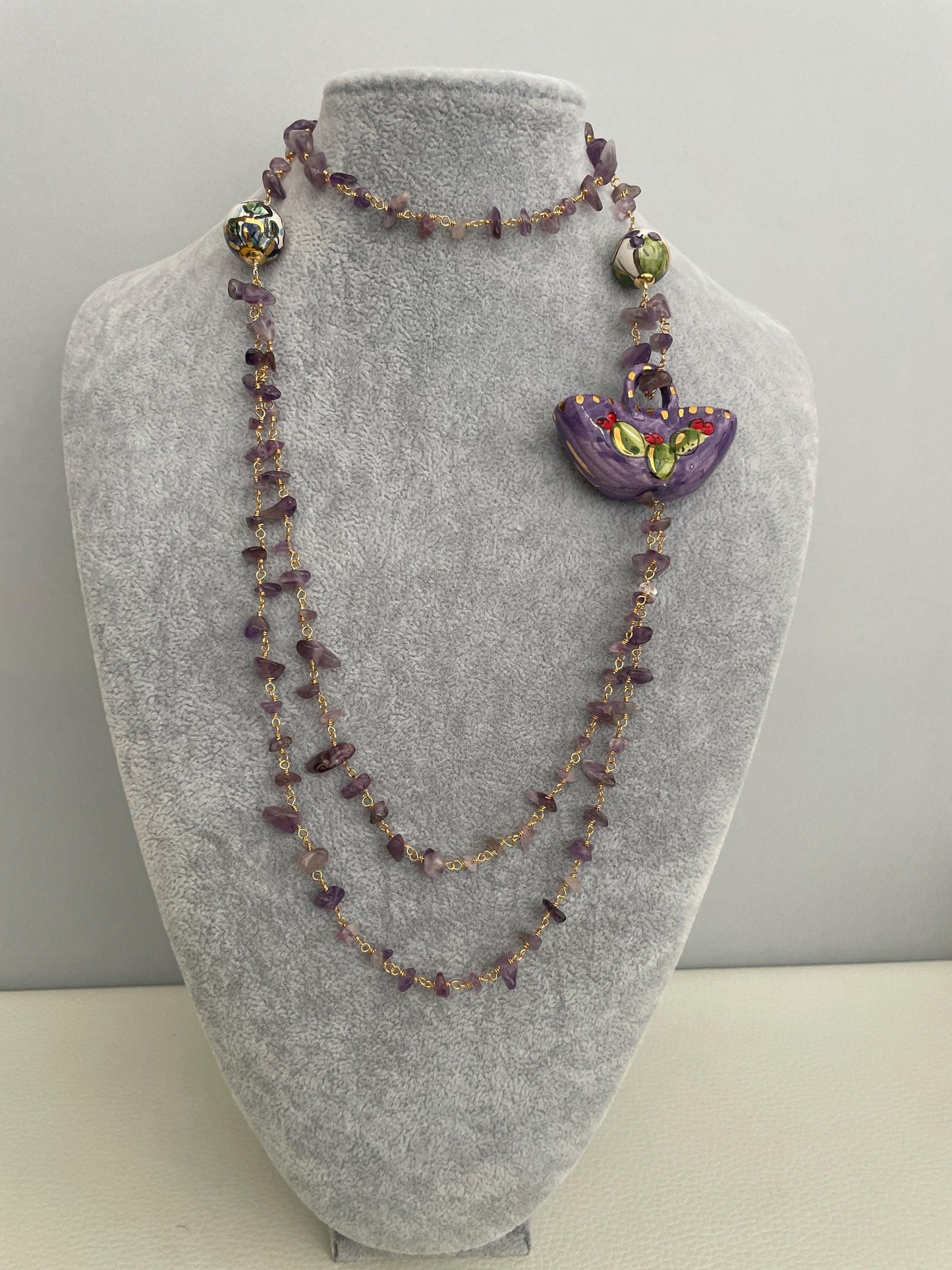 Collana siciliana, catena con chips di Ametista, Borsetta viola di ceramica di Caltagirone, collana lunga, regalo per lei.ç