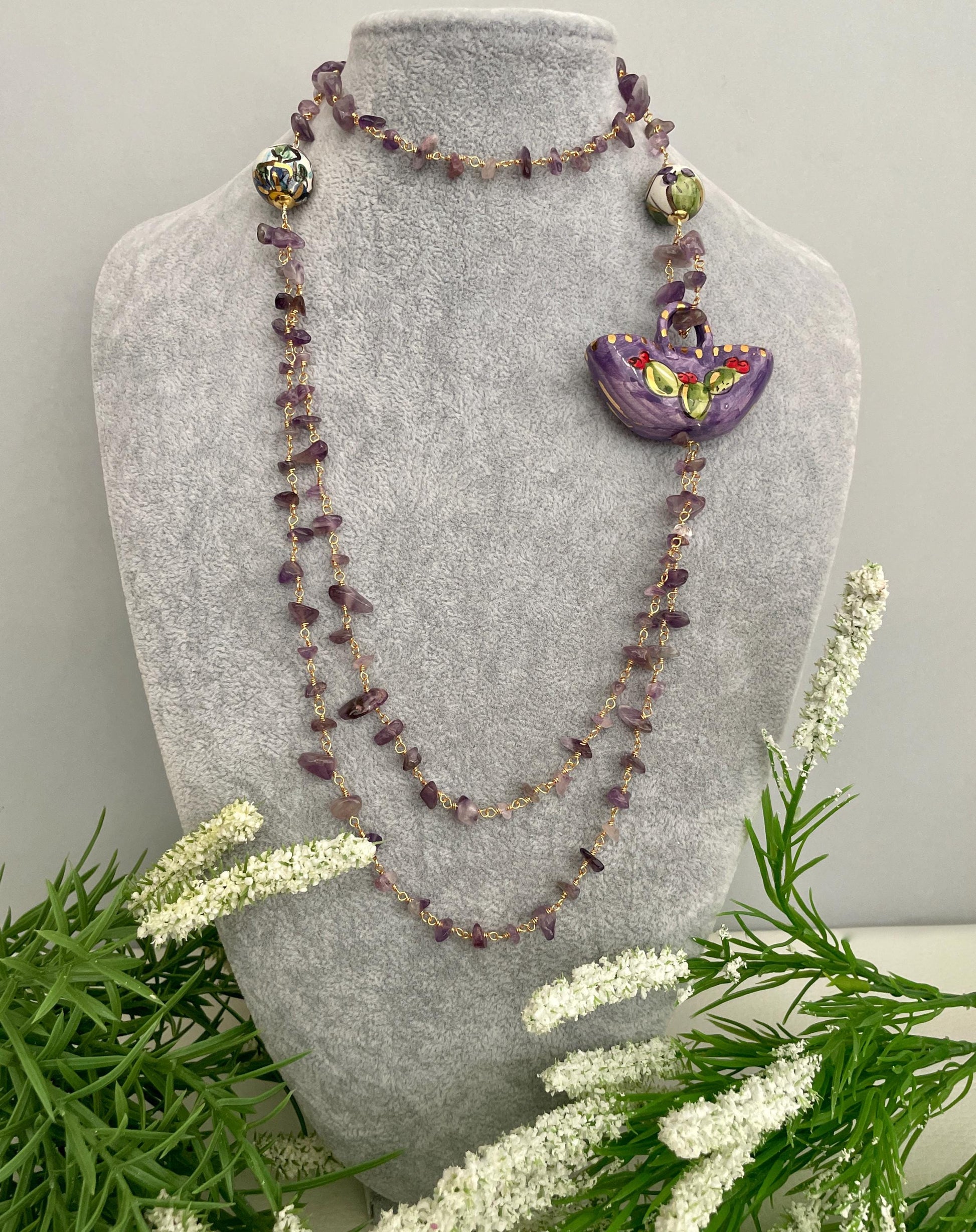 Collana siciliana, catena con chips di Ametista, Borsetta viola di ceramica di Caltagirone, collana lunga, regalo per lei.ç