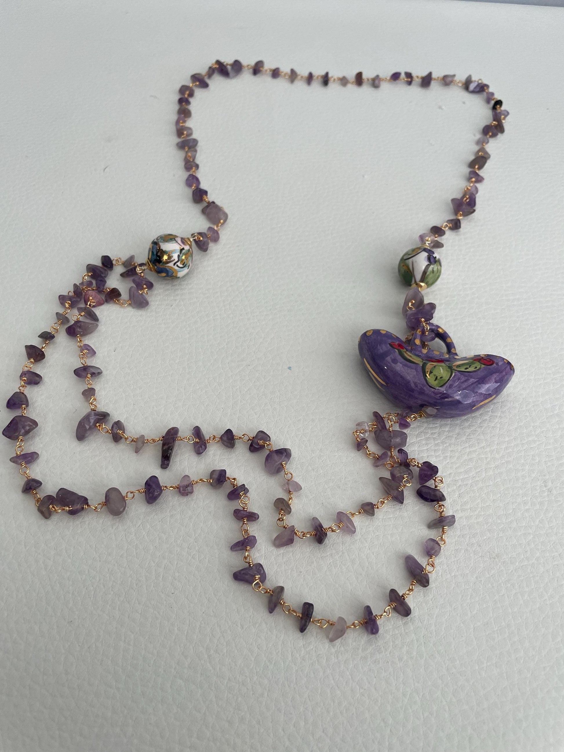 Collana siciliana, catena con chips di Ametista, Borsetta viola di ceramica di Caltagirone, collana lunga, regalo per lei.ç