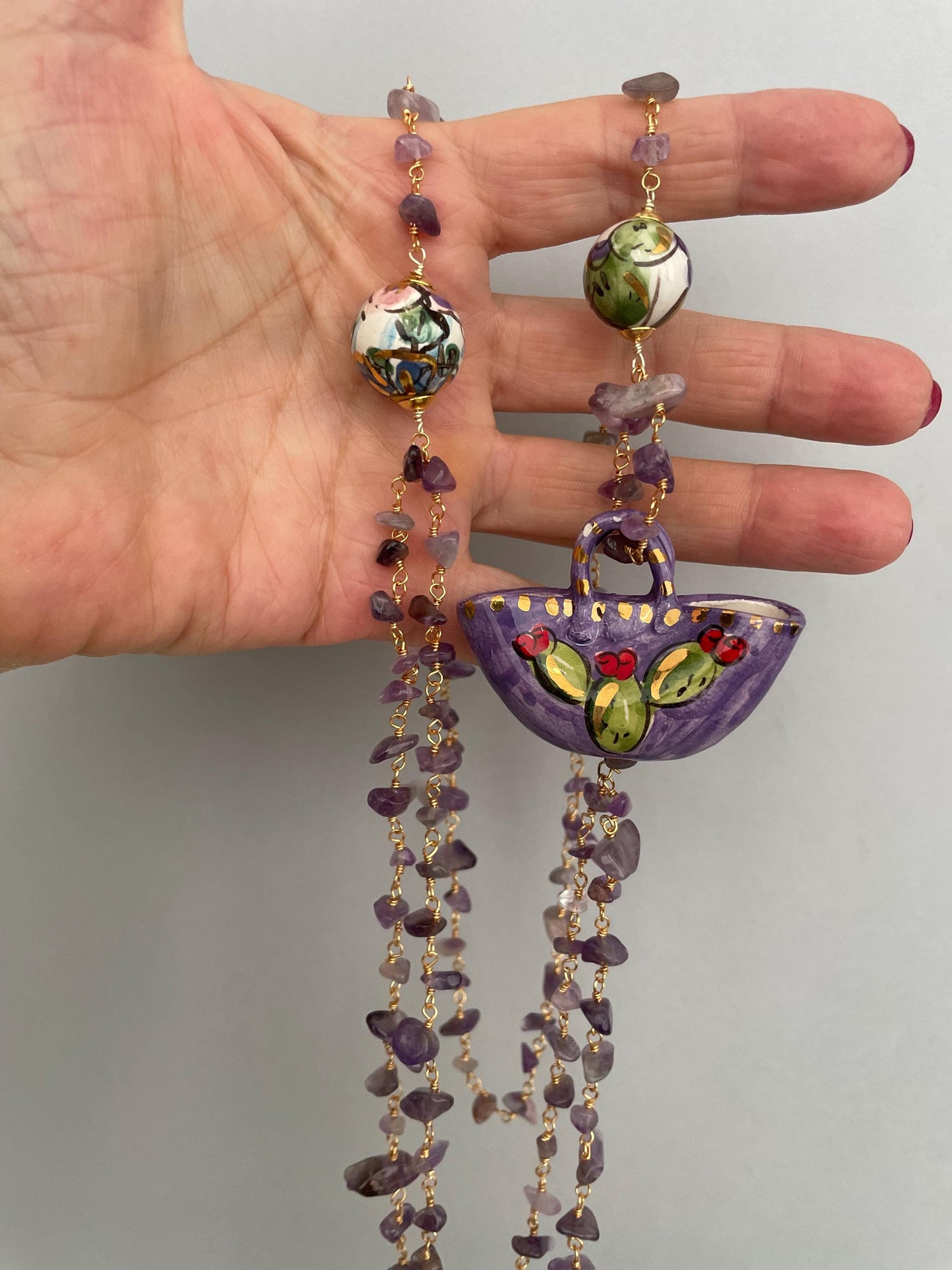 Collana siciliana, catena con chips di Ametista, Borsetta viola di ceramica di Caltagirone, collana lunga, regalo per lei.ç