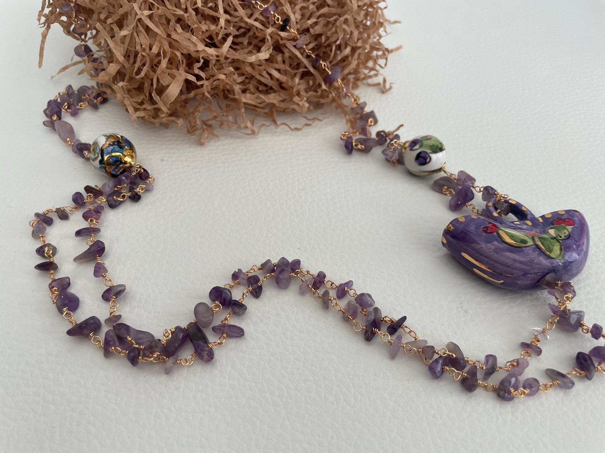 Collana siciliana, catena con chips di Ametista, Borsetta viola di ceramica di Caltagirone, collana lunga, regalo per lei.ç