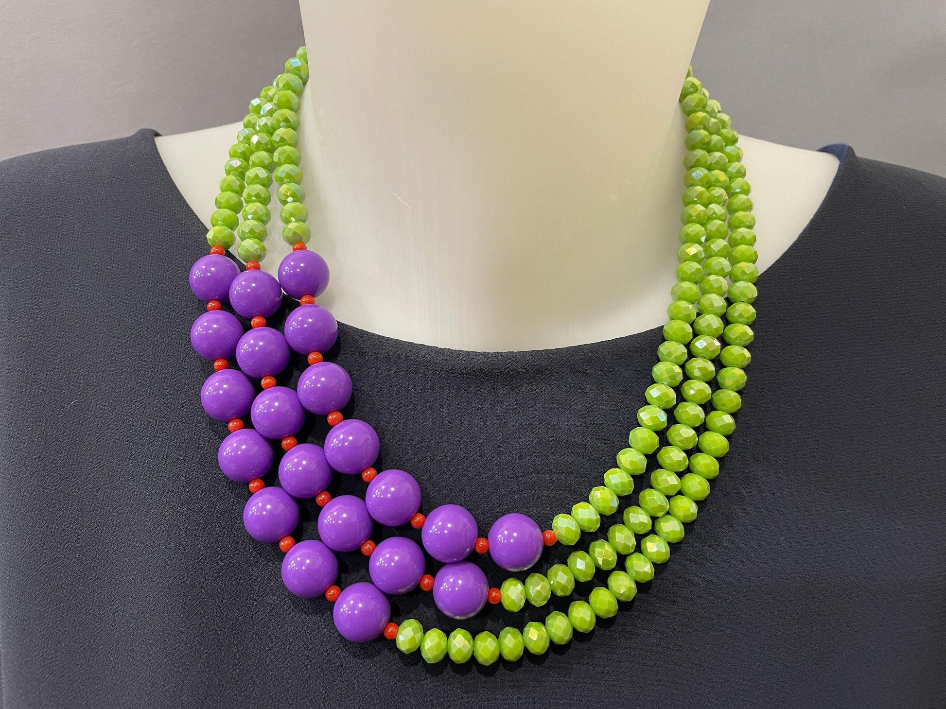 Collana multifilo, perle di cristallo verdi e perle grandi in resina viola, collana elegante, collana di tendenza, regalo per lei. &