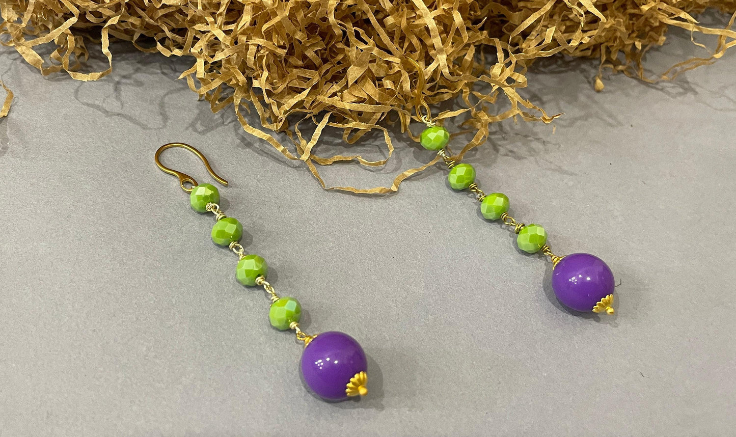 Collana multifilo, perle di cristallo verdi e perle grandi in resina viola, collana elegante, collana di tendenza, regalo per lei. &