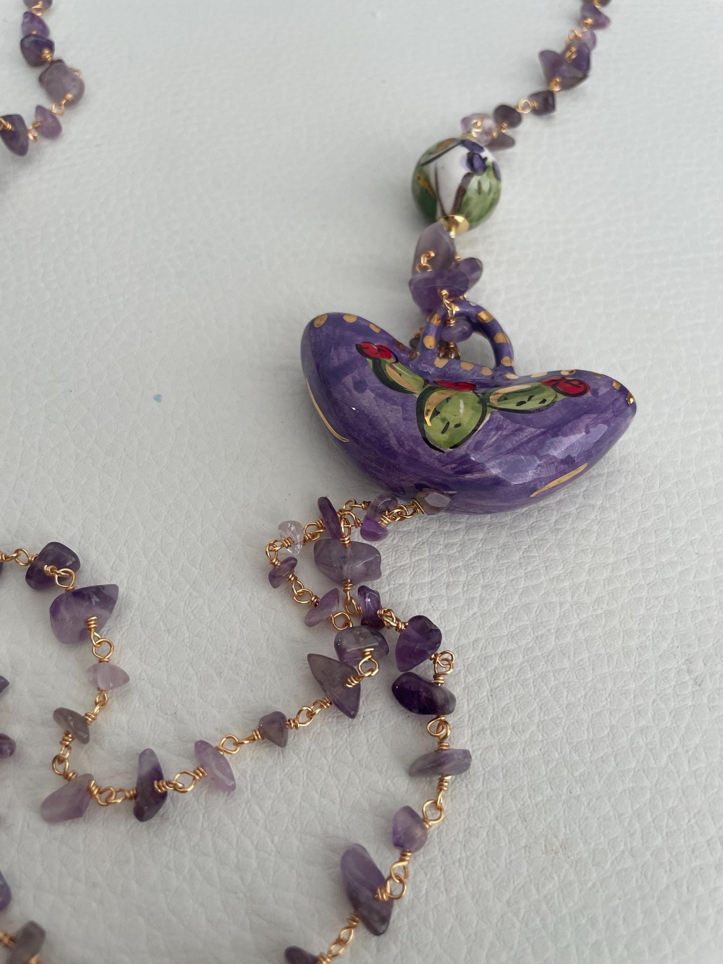 Collana siciliana, catena con chips di Ametista, Borsetta viola di ceramica di Caltagirone, collana lunga, regalo per lei.ç