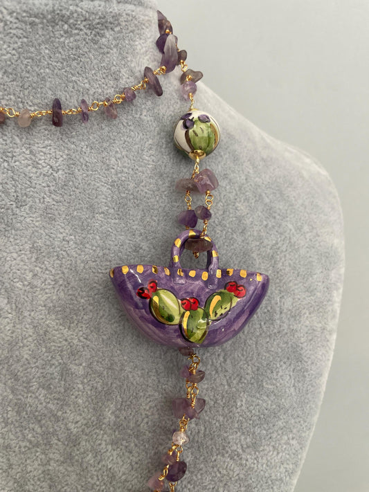 Collana siciliana, catena con chips di Ametista, Borsetta viola di ceramica di Caltagirone, collana lunga, regalo per lei.ç