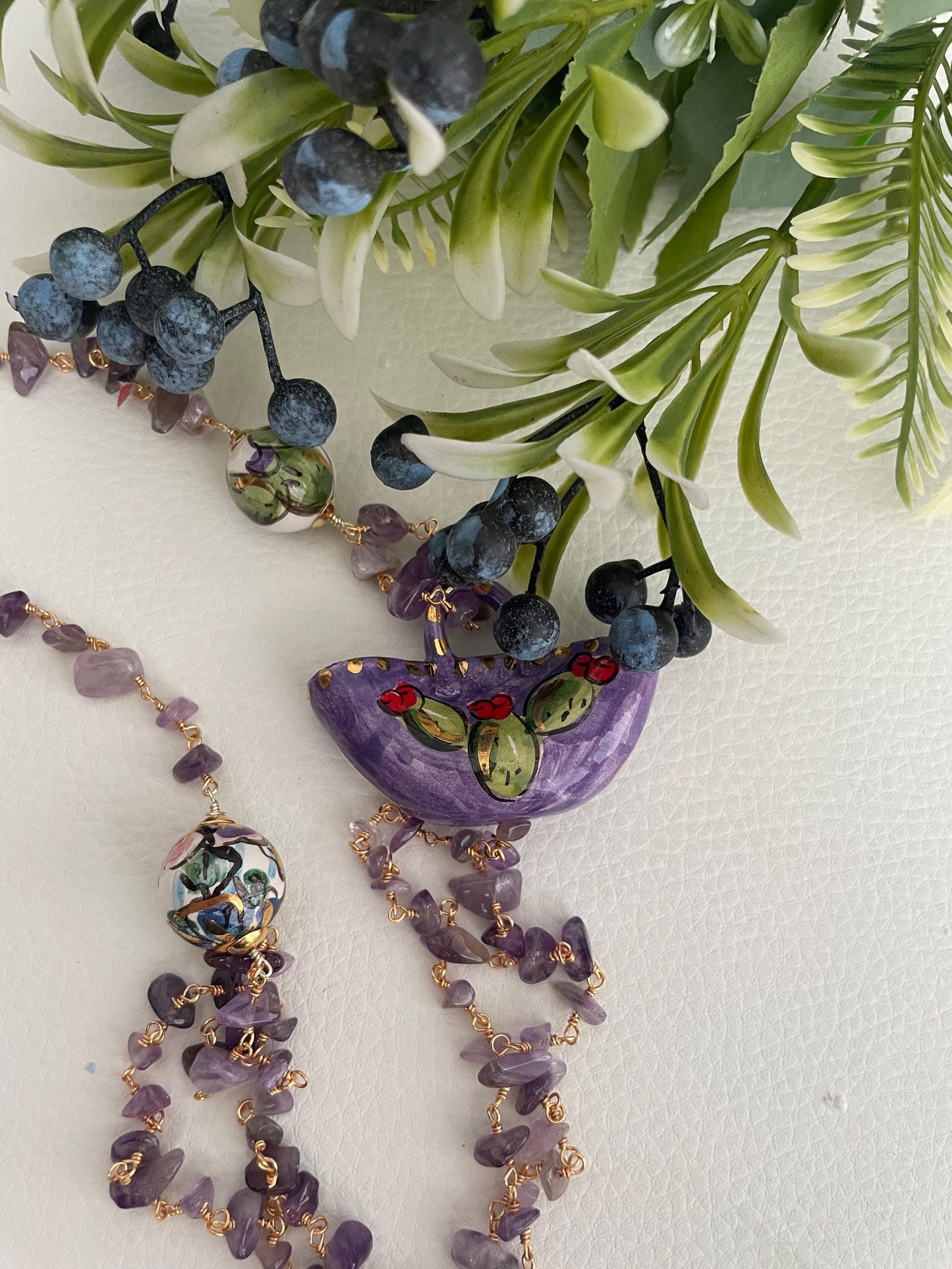 Collana siciliana, catena con chips di Ametista, Borsetta viola di ceramica di Caltagirone, collana lunga, regalo per lei.ç