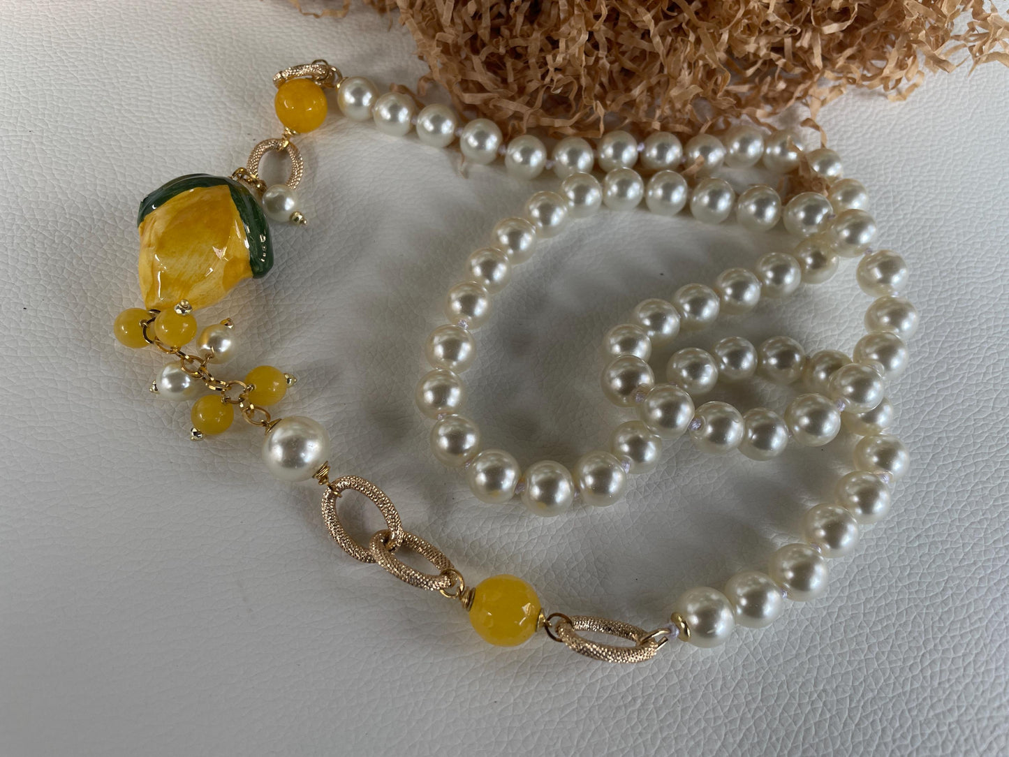 Collana siciliana, collana con perle Maiorca, collana annodata a mano, limone ceramica di Caltagirone, grappoli di perle e Agata gialla. ç