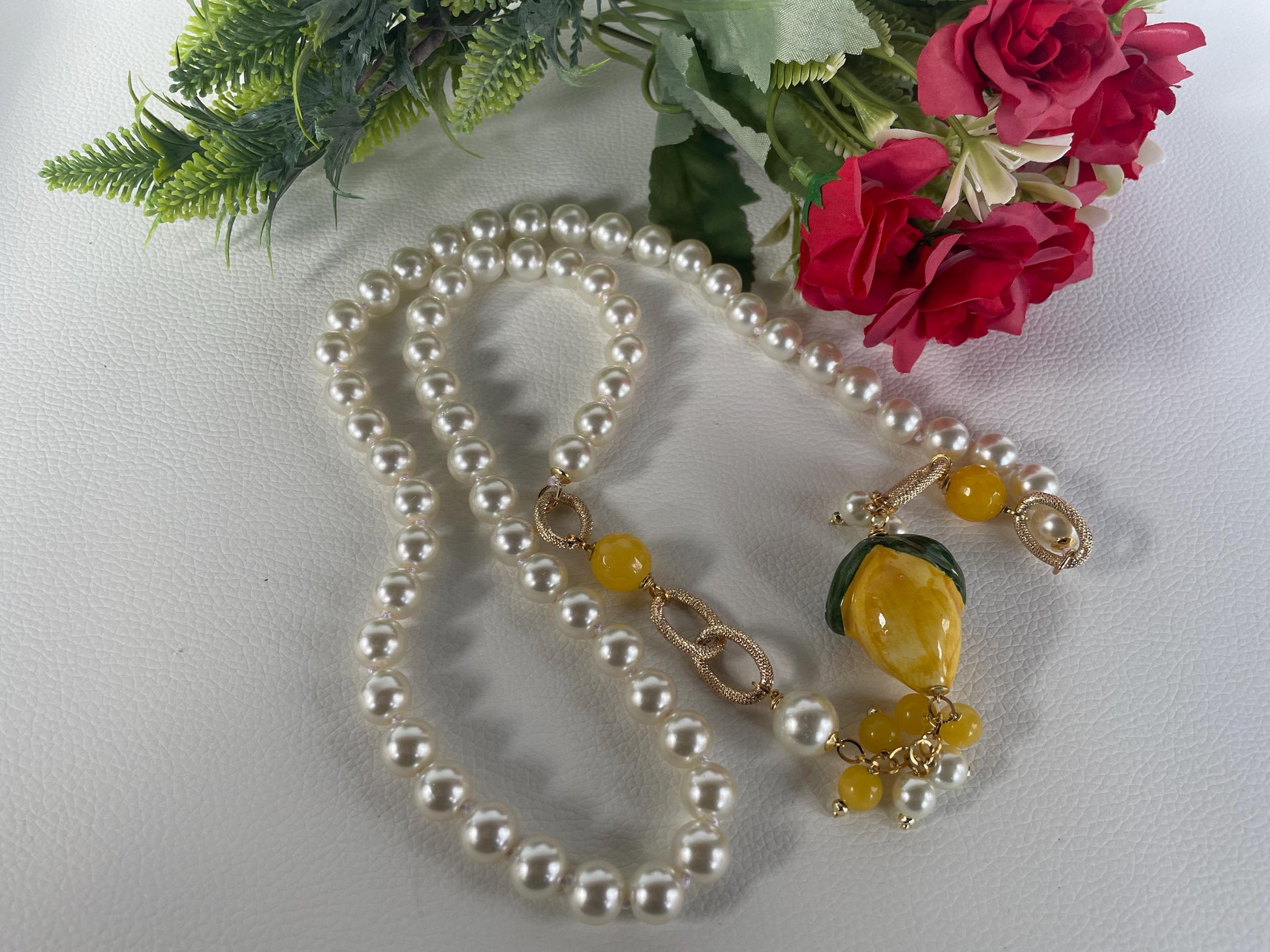 Collana siciliana, collana con perle Maiorca, collana annodata a mano, limone ceramica di Caltagirone, grappoli di perle e Agata gialla. ç