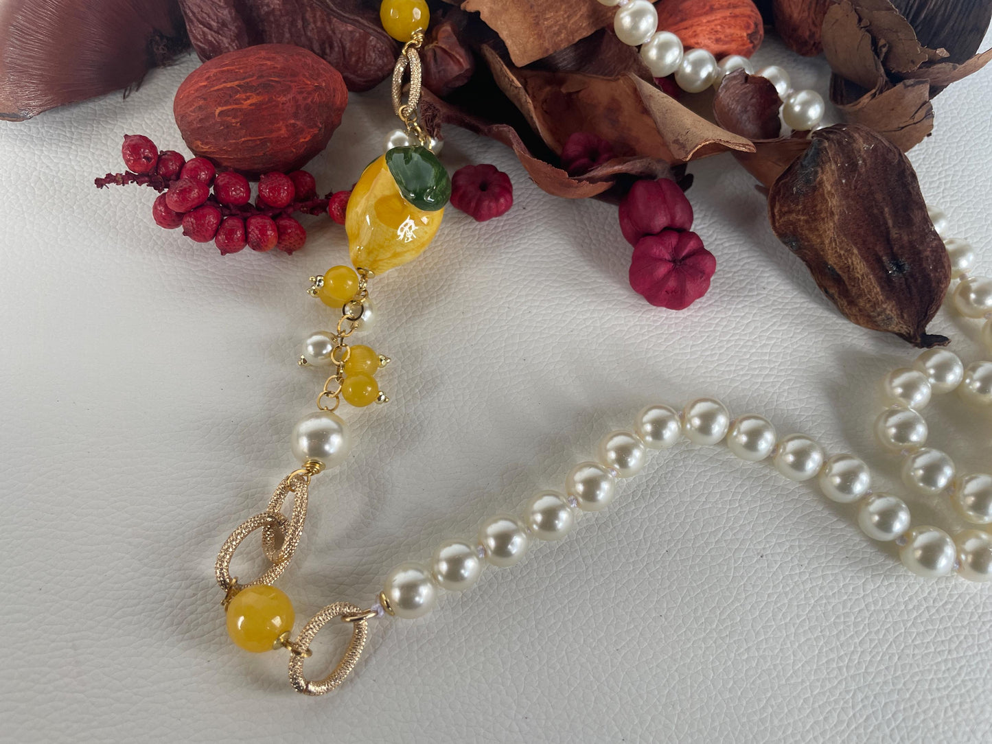 Collana siciliana, collana con perle Maiorca, collana annodata a mano, limone ceramica di Caltagirone, grappoli di perle e Agata gialla. ç