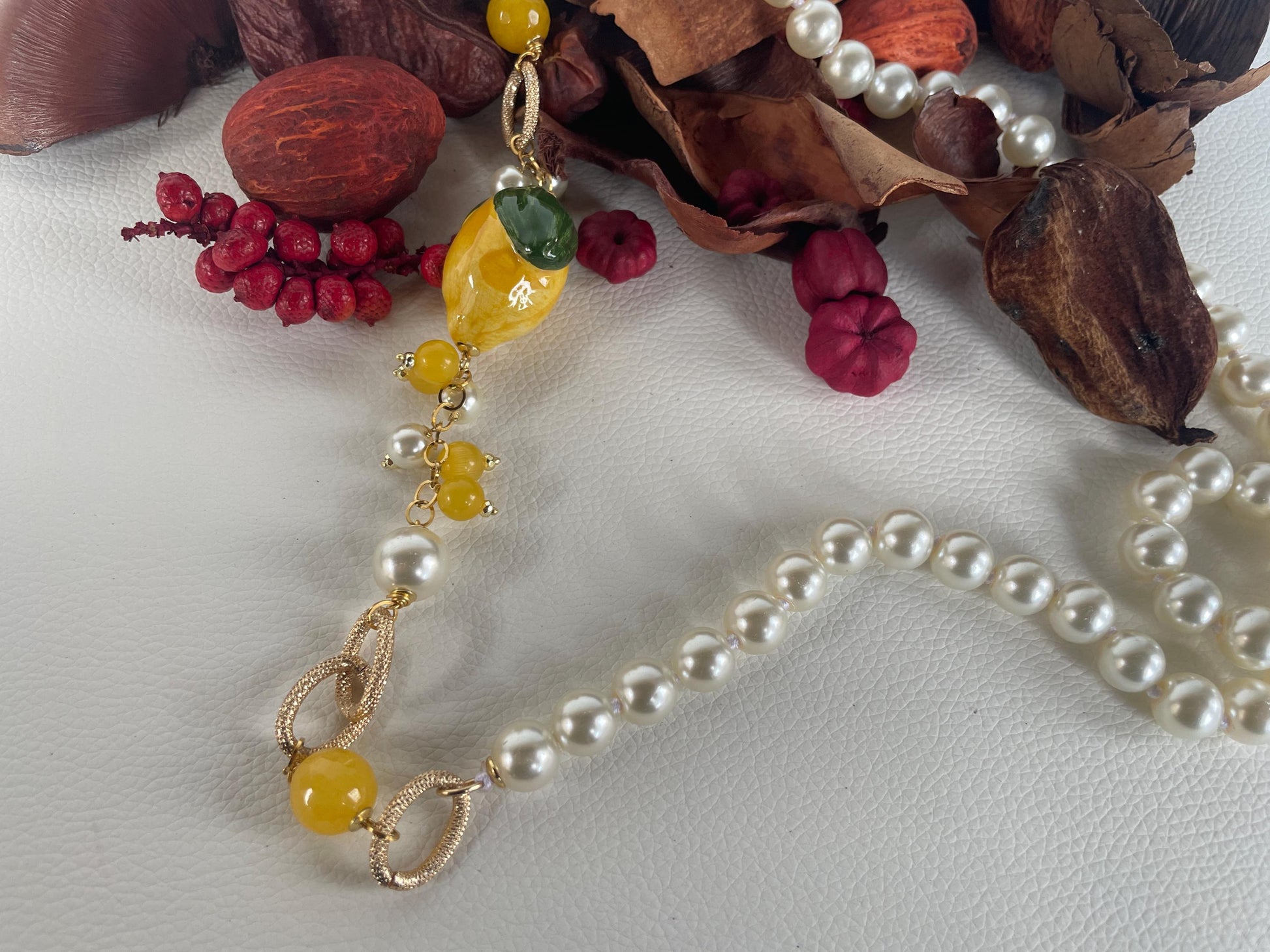 Collana siciliana, collana con perle Maiorca, collana annodata a mano, limone ceramica di Caltagirone, grappoli di perle e Agata gialla. ç