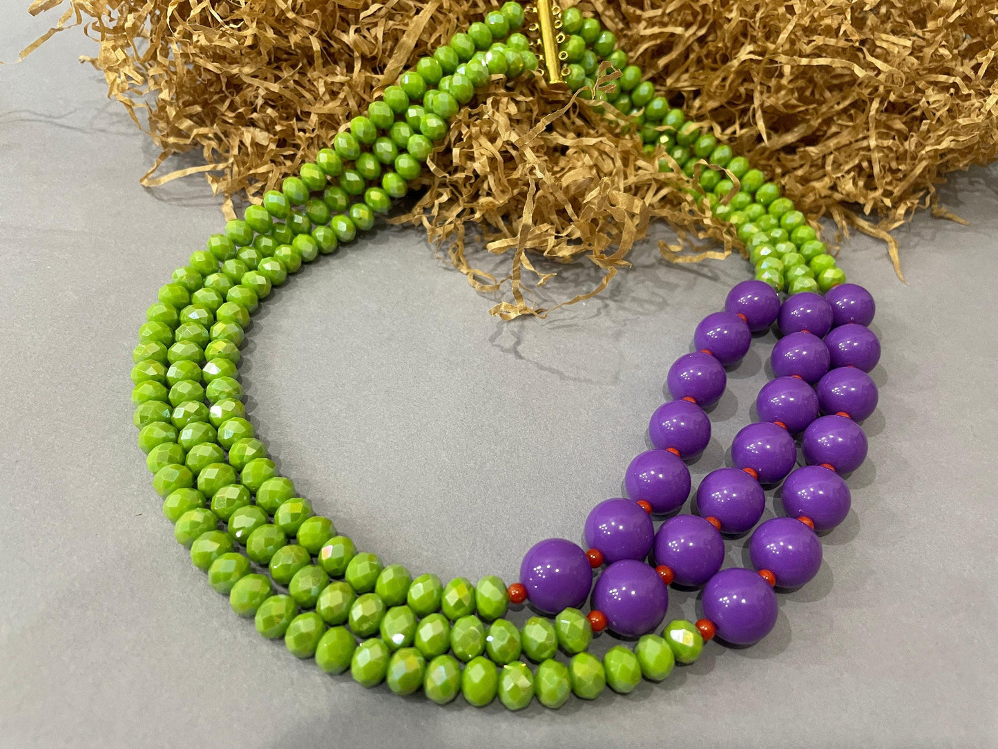 Collana multifilo, perle di cristallo verdi e perle grandi in resina viola, collana elegante, collana di tendenza, regalo per lei. &