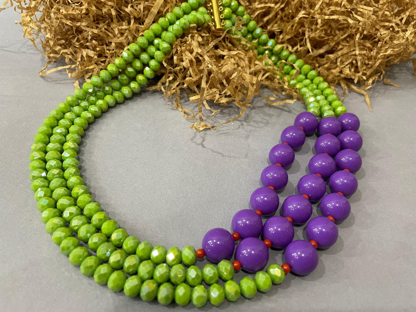 Collana multifilo, perle di cristallo verdi e perle grandi in resina viola, collana elegante, collana di tendenza, regalo per lei. &