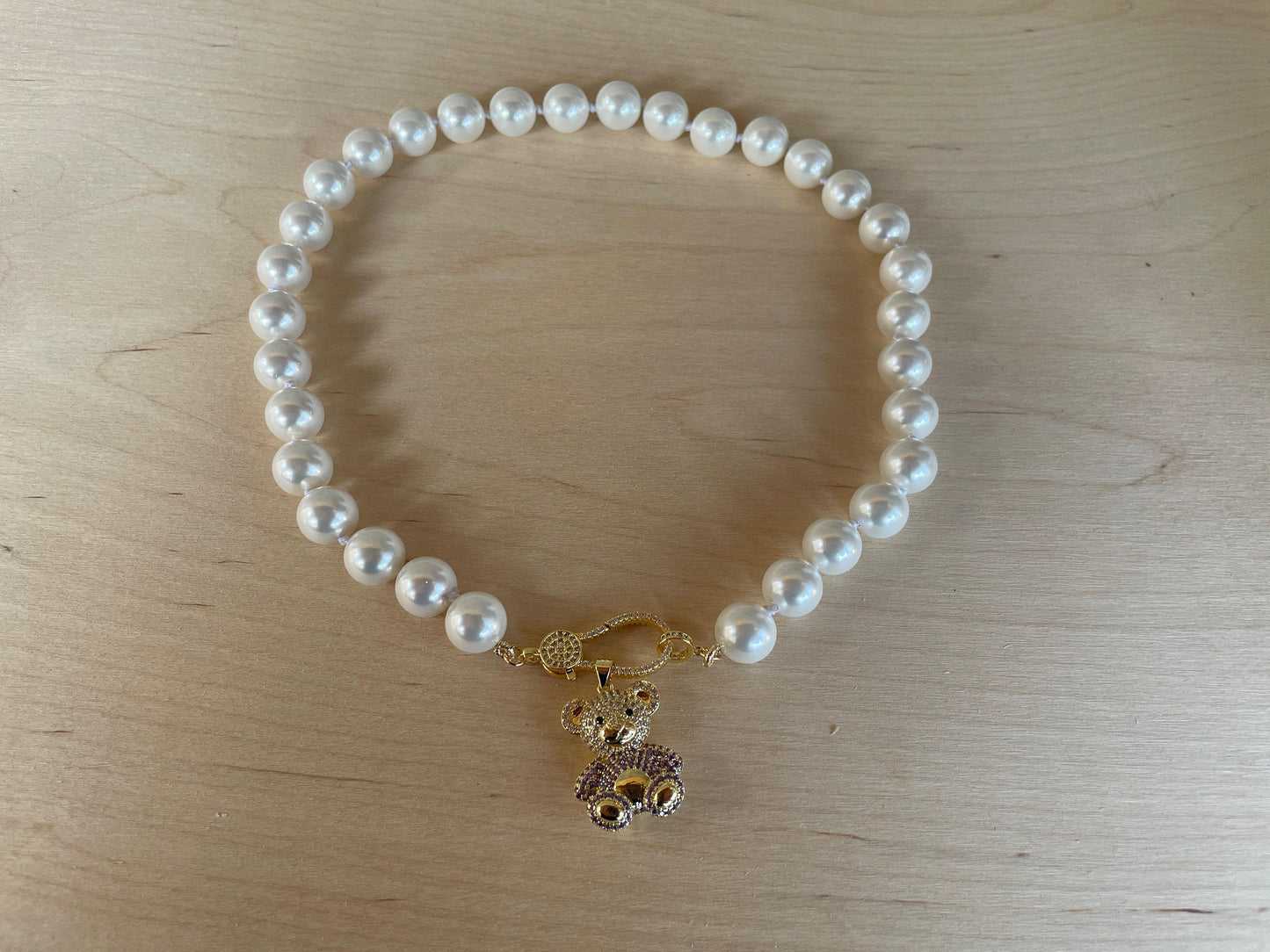 Collana di perle, girocollo con grandi perle Maiorca, collana con perle annodate a mano, pendente Orsetto con zirconi, chiusura gioiello.)