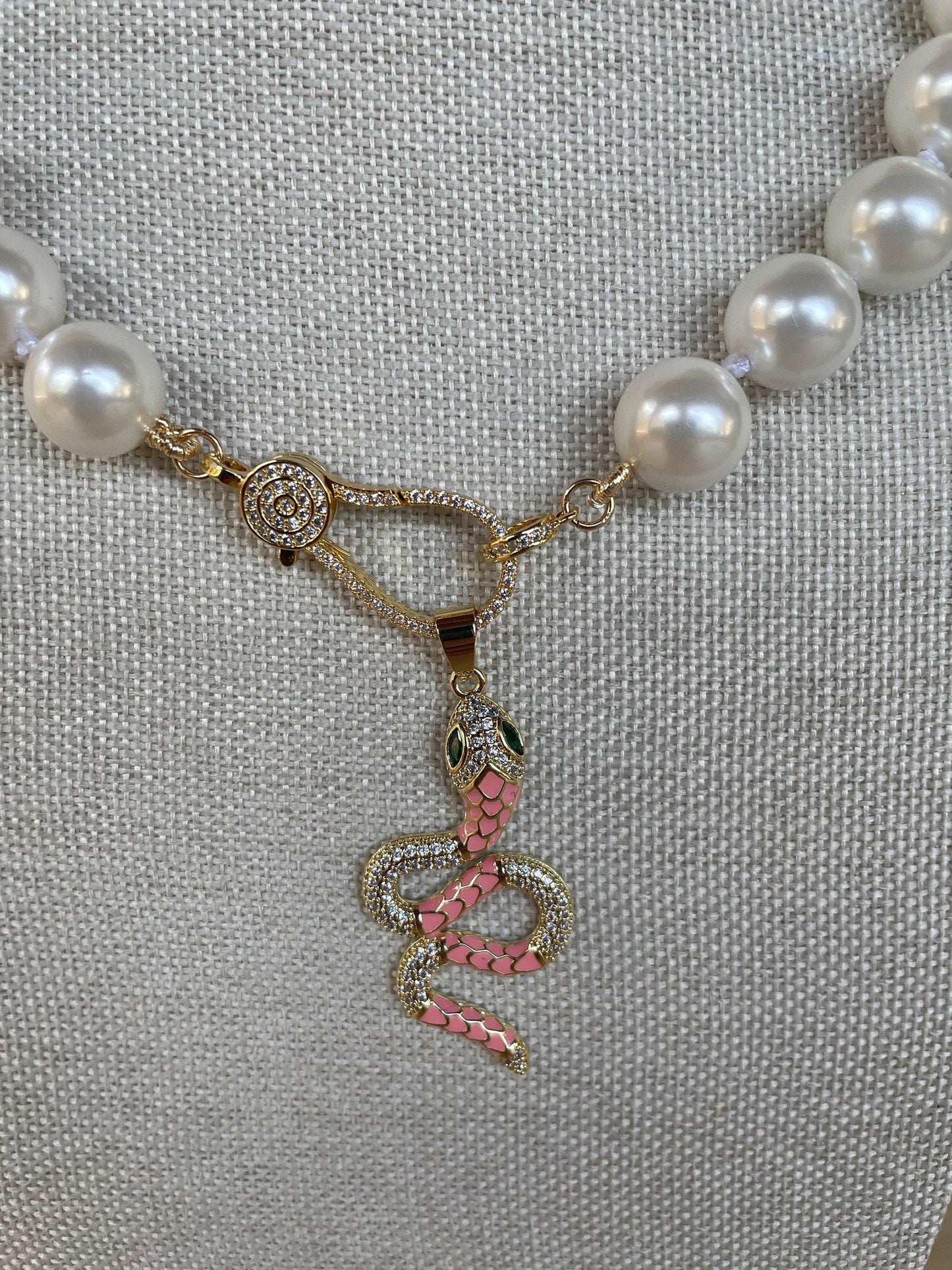 Collana di perle, girocollo con grandi perle Maiorca, collana con perle annodate a mano, pendente Serpente con zirconi, chiusura gioiello.)