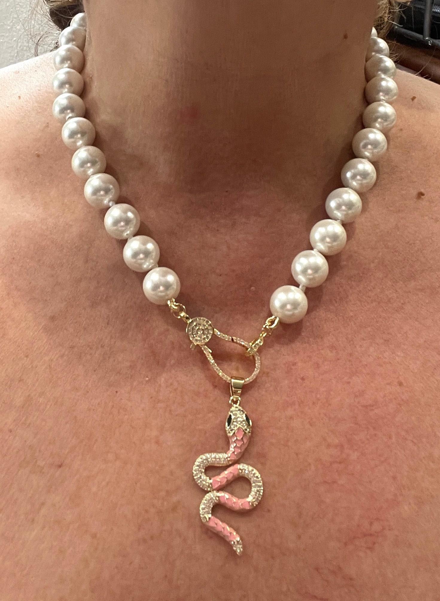 Collana di perle, girocollo con grandi perle Maiorca, collana con perle annodate a mano, pendente Serpente con zirconi, chiusura gioiello.)