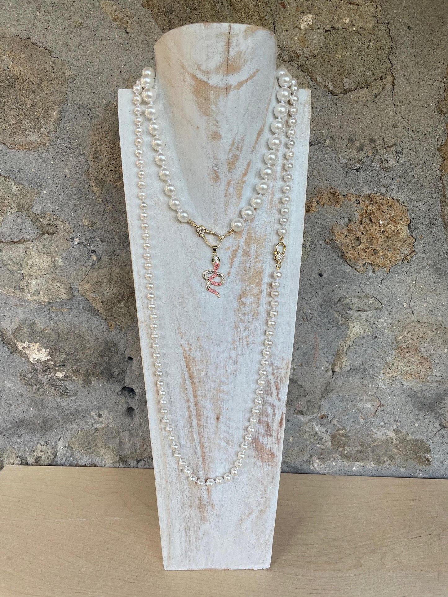 Collana di perle, girocollo con grandi perle Maiorca, collana con perle annodate a mano, pendente Serpente con zirconi, chiusura gioiello.)