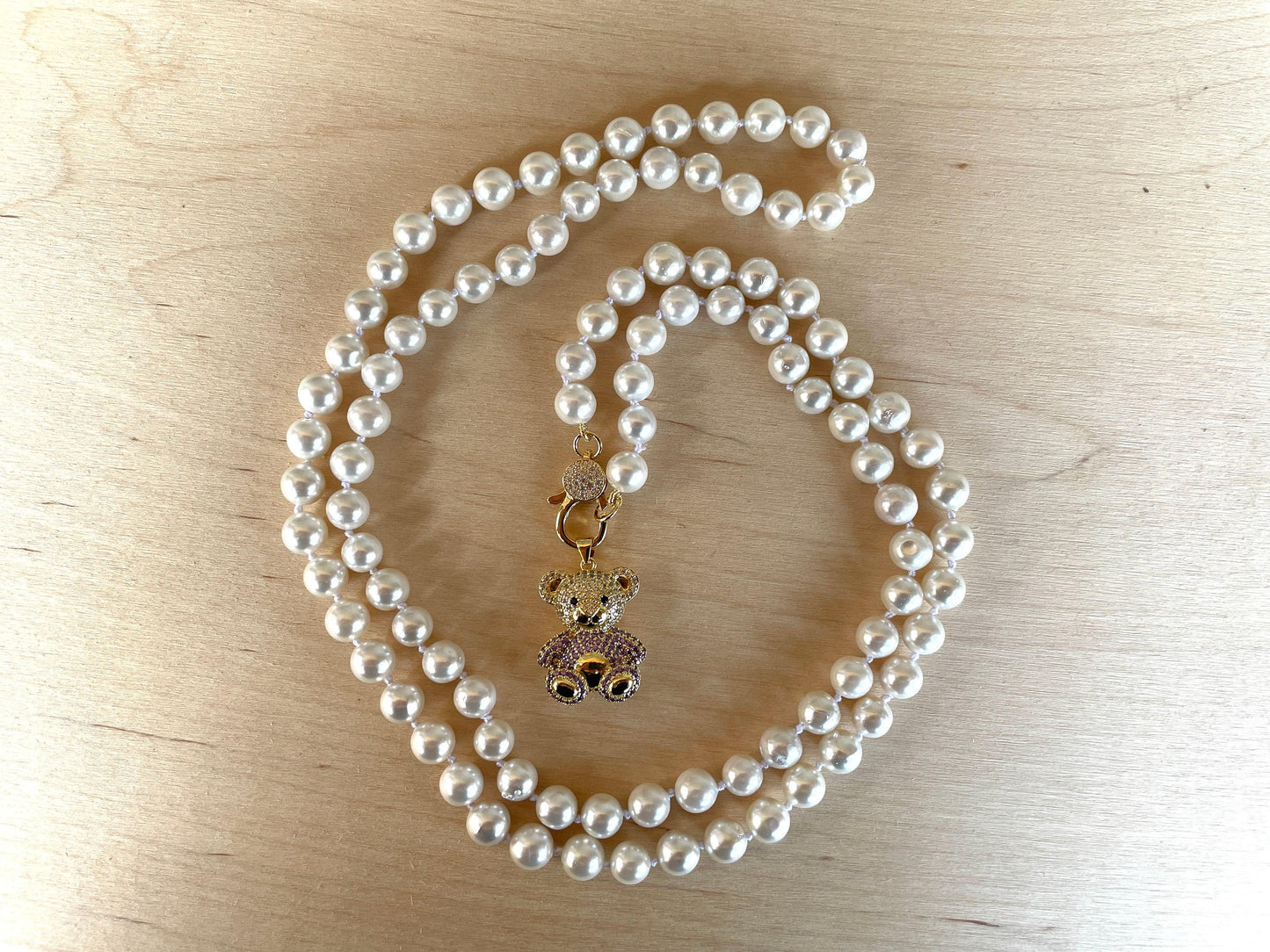 Collana lunga di perle, filo di perle Maiorca annodate a mano, chiusura gioiello, pendente Orsetto on zirconi, doppio filo.)